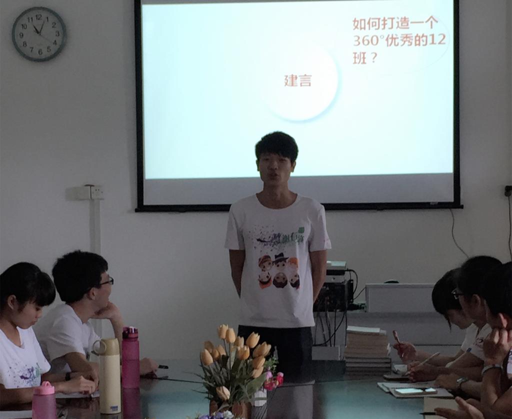 班长蔡国靖同学汇报班级建设情况