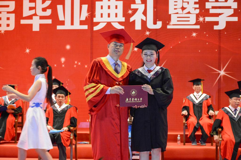 党委书记、校长为毕业生拨流苏、颁发学位证书