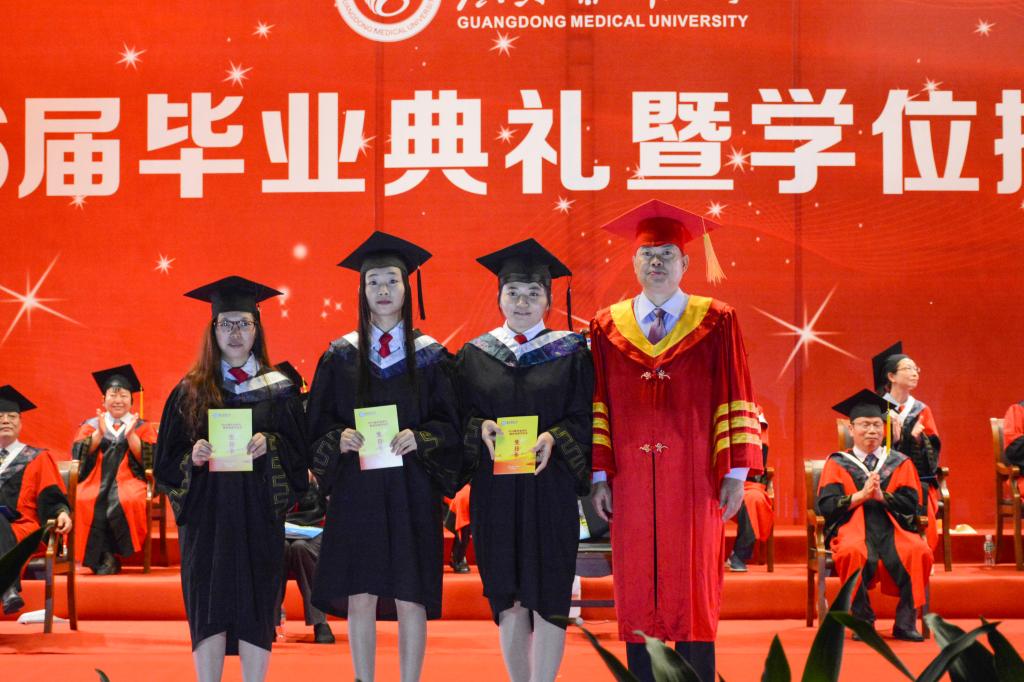 党委书记、校长卢景辉为当天过生日的毕业生送礼物