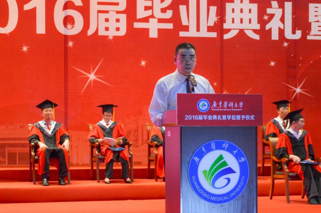 家长代表陈日坚发言