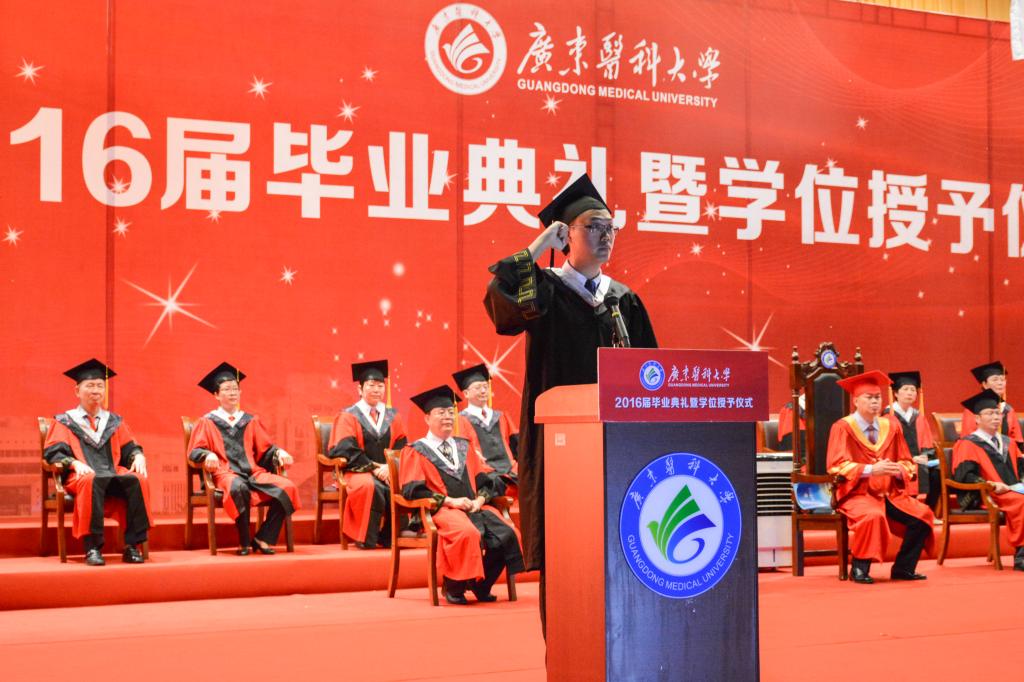 毕业生代表领誓