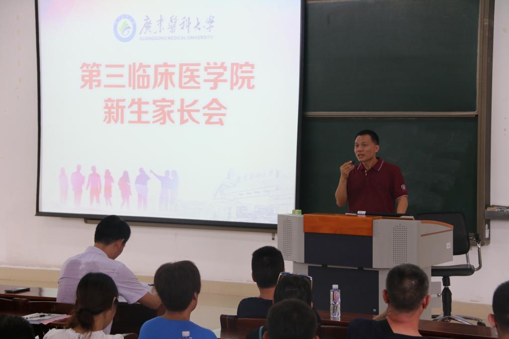 吴汪书记与家长拉家常